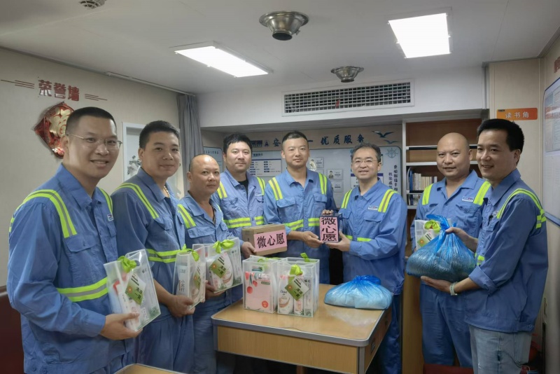 溫州港集團黨委副書(shū)記、工會(huì )主席吳犇深入港服公司一線(xiàn)送關(guān)懷